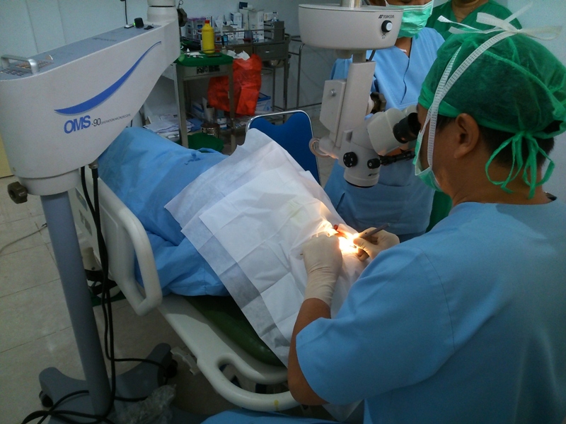 patiënt wordt in operatiekamer behandeld